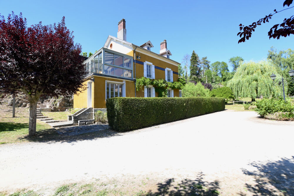 À Avallon, vaste propriété de charme avec parc arboré et potentiel familial ou locatif