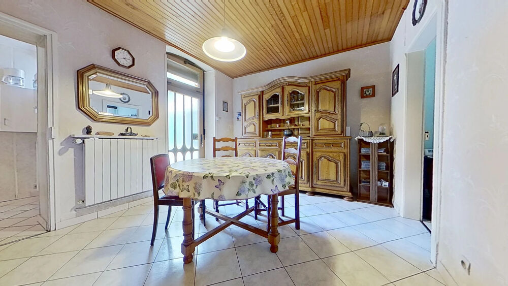 FONTOY, Appartement avec deux entrées indépendantes + caves + cour + garage + dépendance avec jardinet + ateli