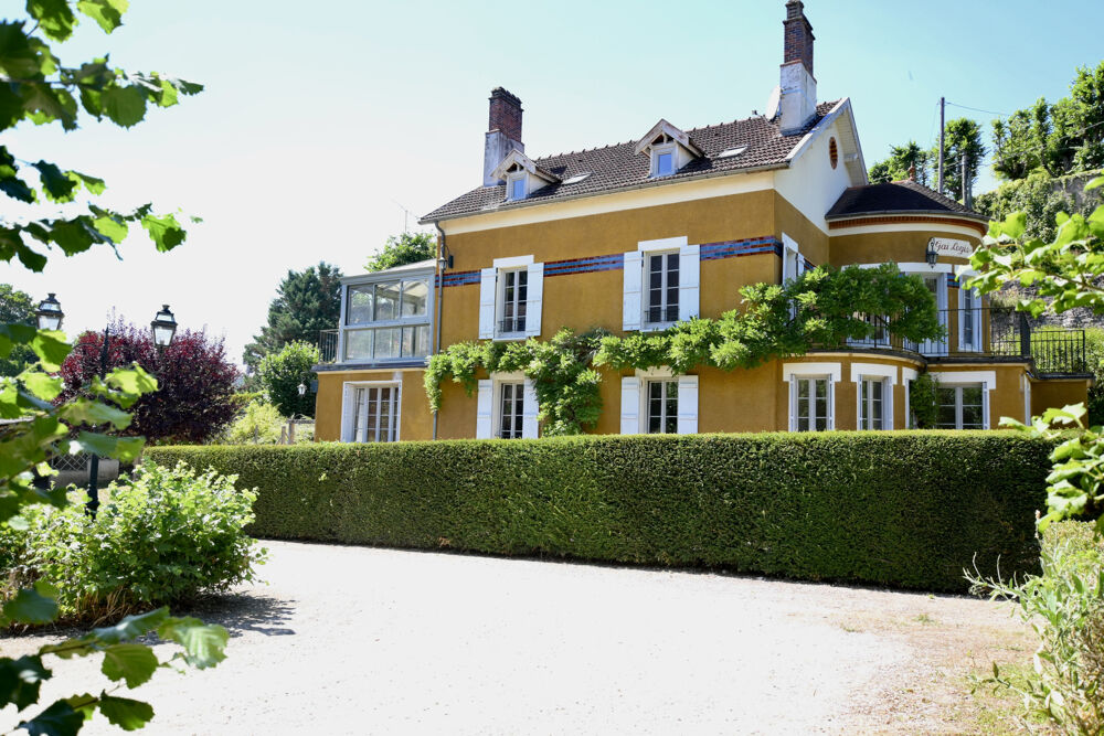 À Avallon, vaste propriété de charme avec parc arboré et potentiel familial ou locatif