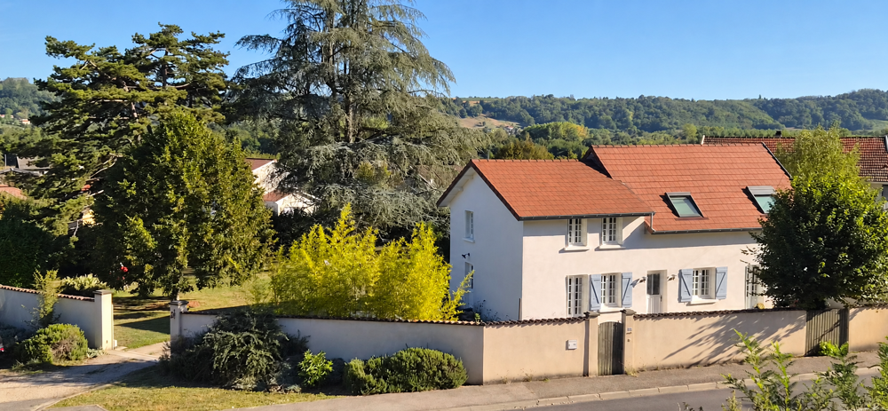 MAISON DE 161 M2 HABITABLES , SUR TERRAIN DE 1178 M2.