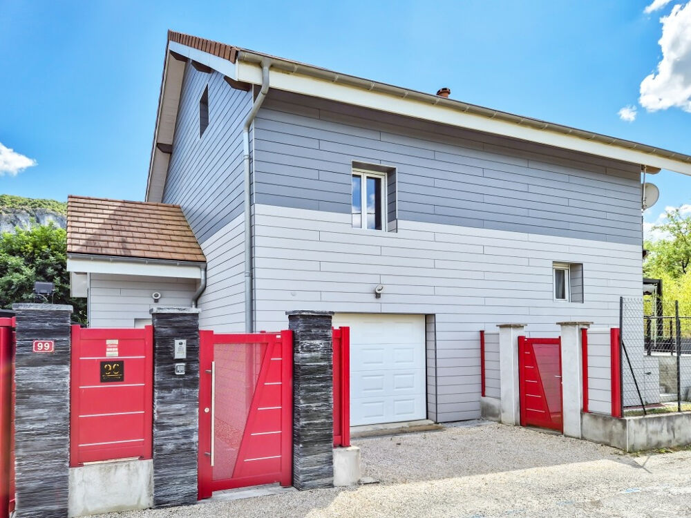 Maison familiale contemporaine de 170 m2 avec piscine, garage et grand sous-sol sur 900 m2