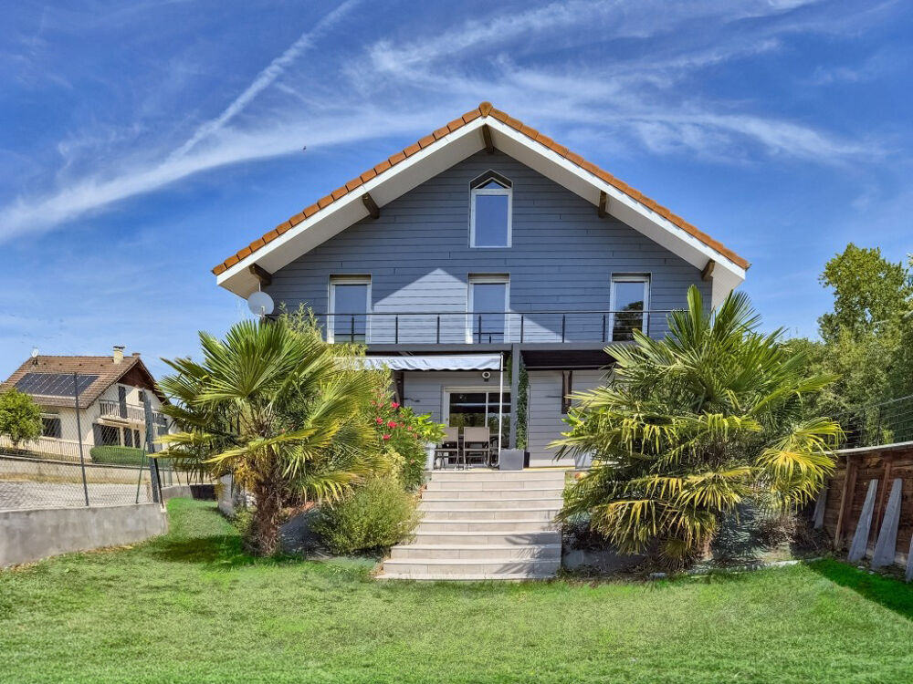 Maison familiale contemporaine de 170 m2 avec piscine, garage et grand sous-sol sur 900 m2