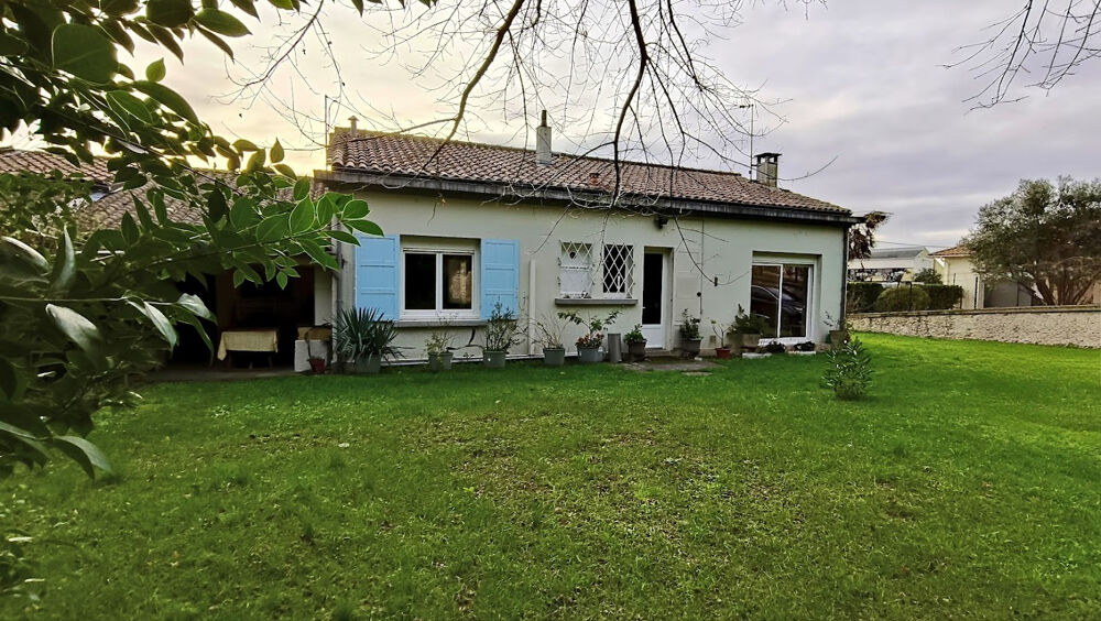 Vous cherchez une maison où tout peut se faire à pied sans renoncer au calme ?
