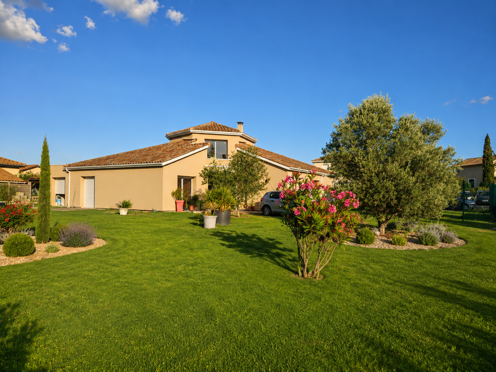 MAISON AVEC UN BEAU TERRAIN