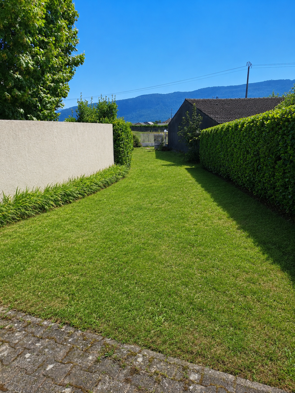 Maison de village avec terrain plat de 500 m2 environ .