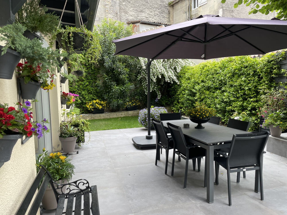 COGNAC HYPER CENTRE MAISON DE 232 M2 GARAGE DE 33 M2 4 CHAMBRES EXTERIEUR DE 340 M2