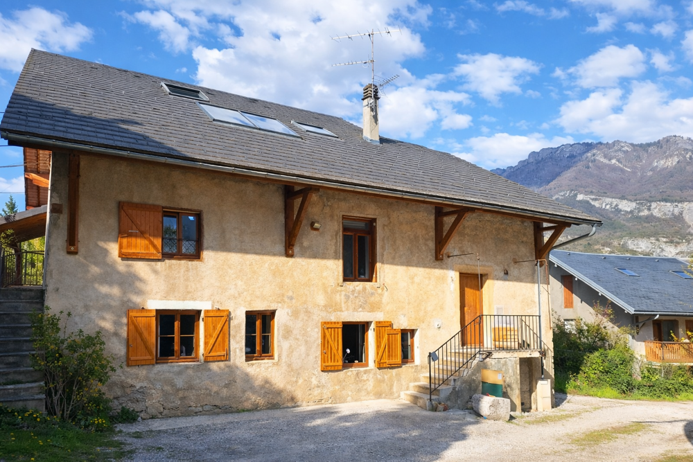 Secteur Sonnaz ancienne ferme rénovée d'environ 242 m2 avec un T2 indépendant