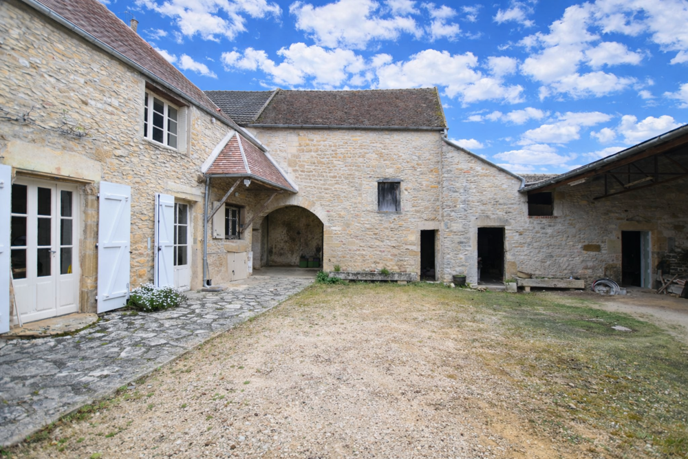 Vente Maison Authentique maison bourguignonne avec pigeonnier et source naturelle. Asquins