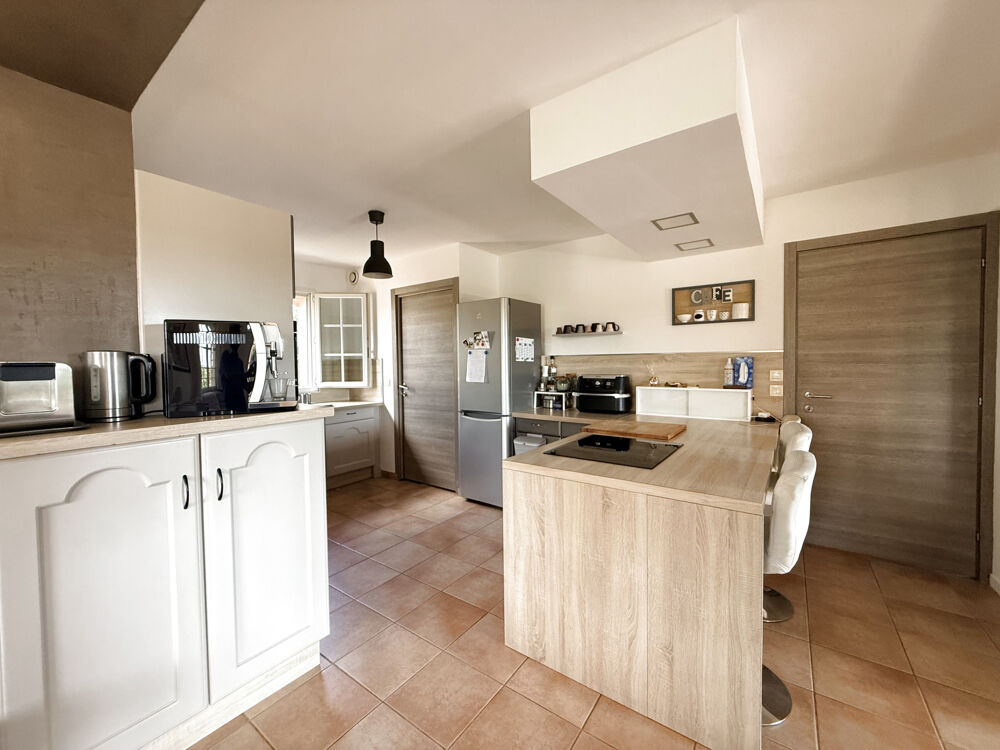 Bagnols-en-Forêt Deux villas sur un terrain arboré de 2 598 m2 avec piscine et double garage