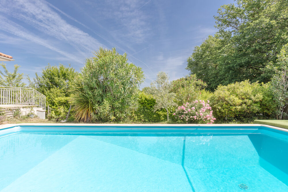 Nouveauté Maison familiale rénovée avec piscine au coeur du bourg de Pompignac