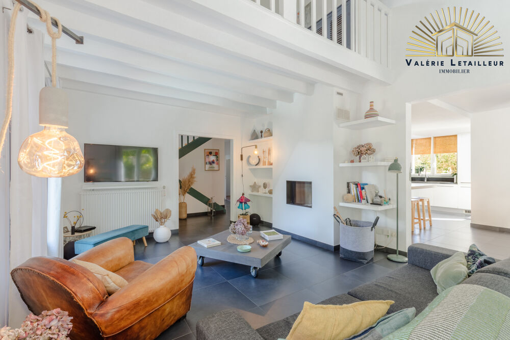 Magnifique maison de caractère développant environ 170 m2 habitables, complétés par 100 m2 de sous-sol, le tou