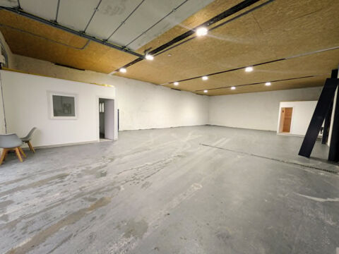 ENTREPOT DE STOCKAGE 165000 01460 Montreal la cluse