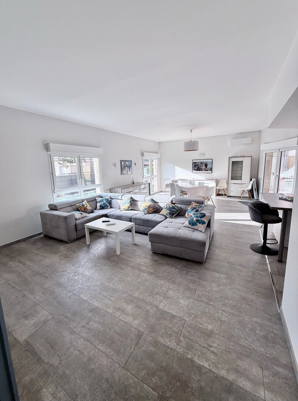 Maison d'architecte de 300m2 sur un terrain de 5.79 ares avec jardin et garage