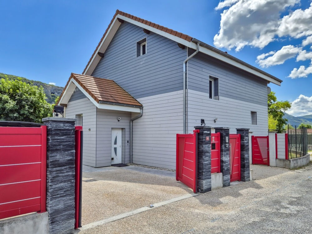 Maison familiale contemporaine de 170 m2 avec piscine, garage et grand sous-sol sur 900 m2