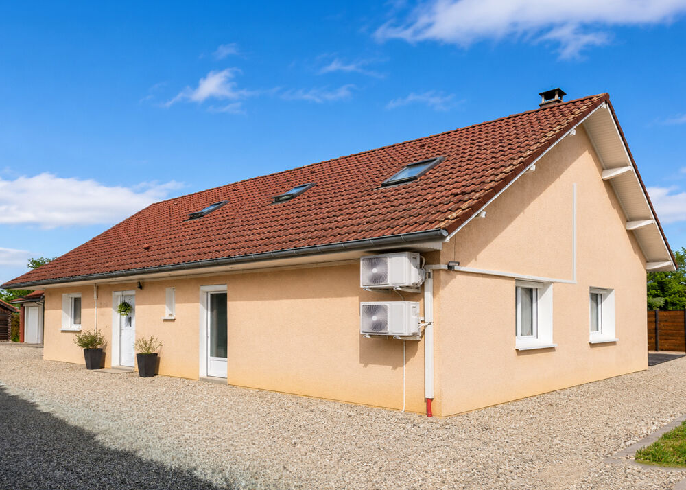 Maison plain-pied offrant environ 158 m2 habitables + garage et abri sur 1950 m2