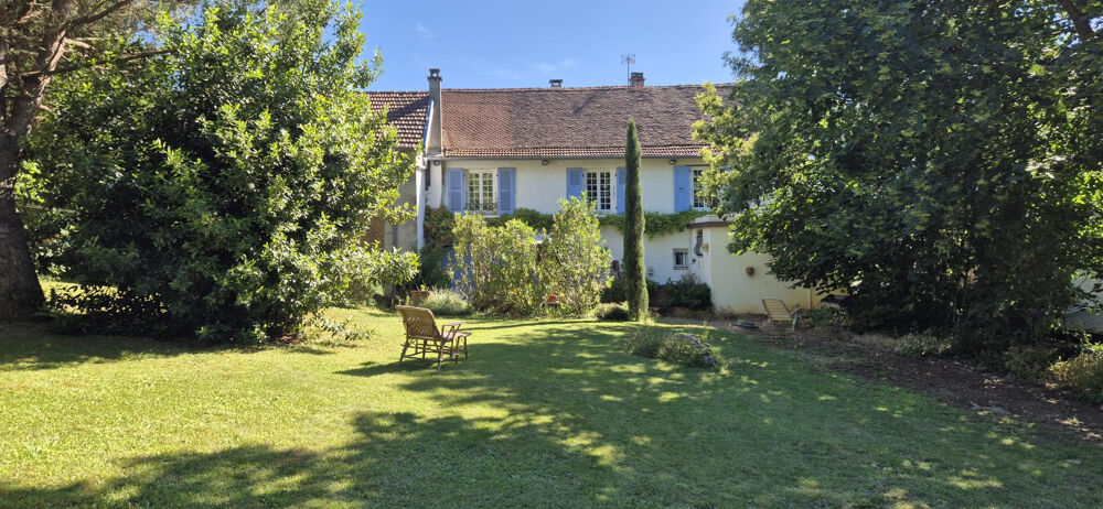 Bâtisse de 140 m2 habitables sur parce de 3375 m2, avec garage, grange et caves.