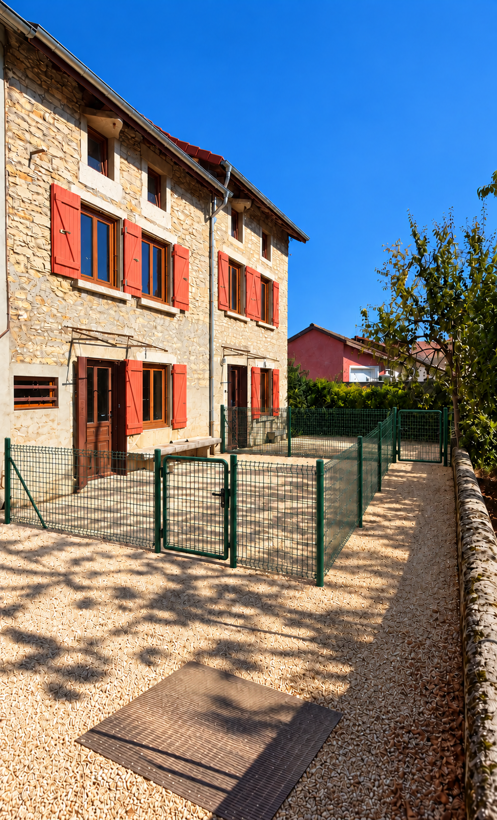 MAISON DE VILLAGE EN PIERRE, AVEC COUR ET STATIONNEMENT.