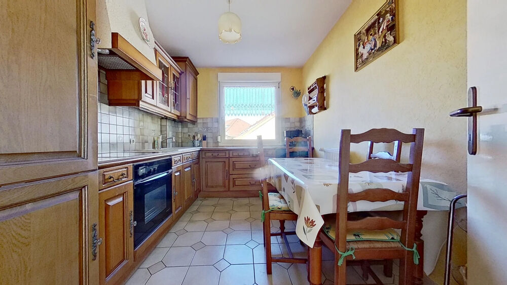 Thionville dans petite copropriété, appartement F4 avec deux chambres, garage double.