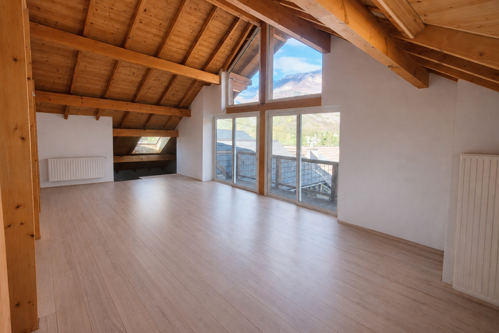 Secteur Sonnaz ancienne ferme rénovée d'environ 242 m2 avec un T2 indépendant