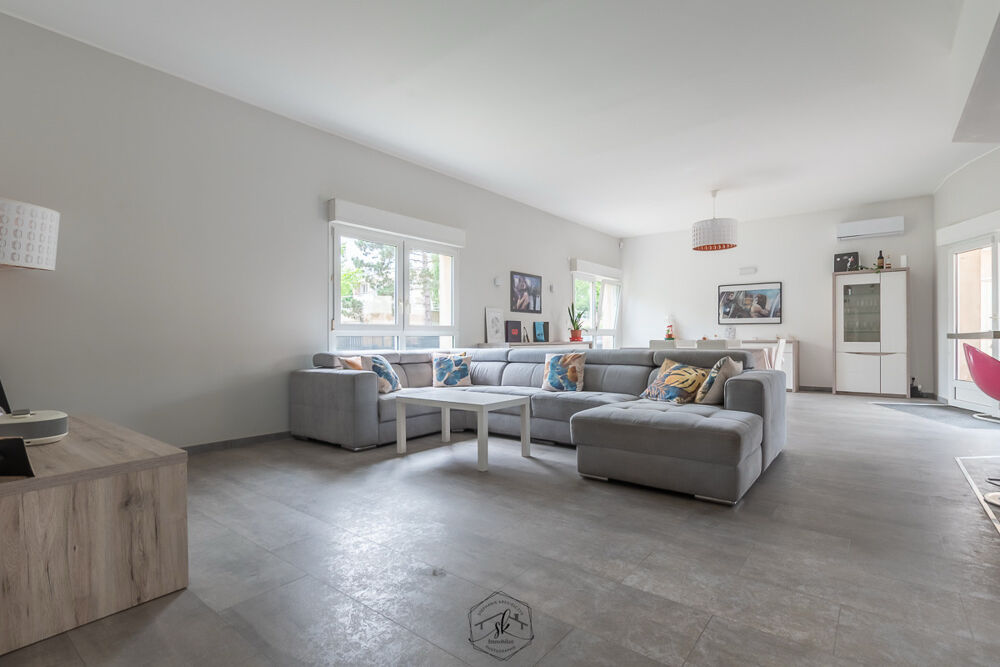 Maison d'architecte de 300m2 sur un terrain de 5.79 ares avec jardin et garage