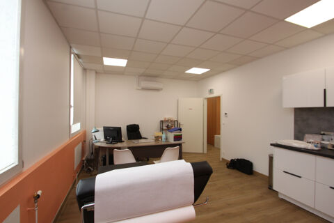   Local professionnel de 121 m2 clé en main   idéal cabinet médical ou bureaux, avec ascenseur et 3 parkings 