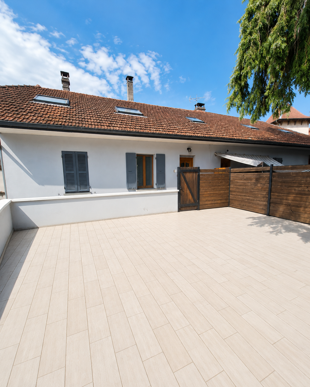 Vente Appartement Duplex bon état , avec terrasse de 36 m2 . Yenne