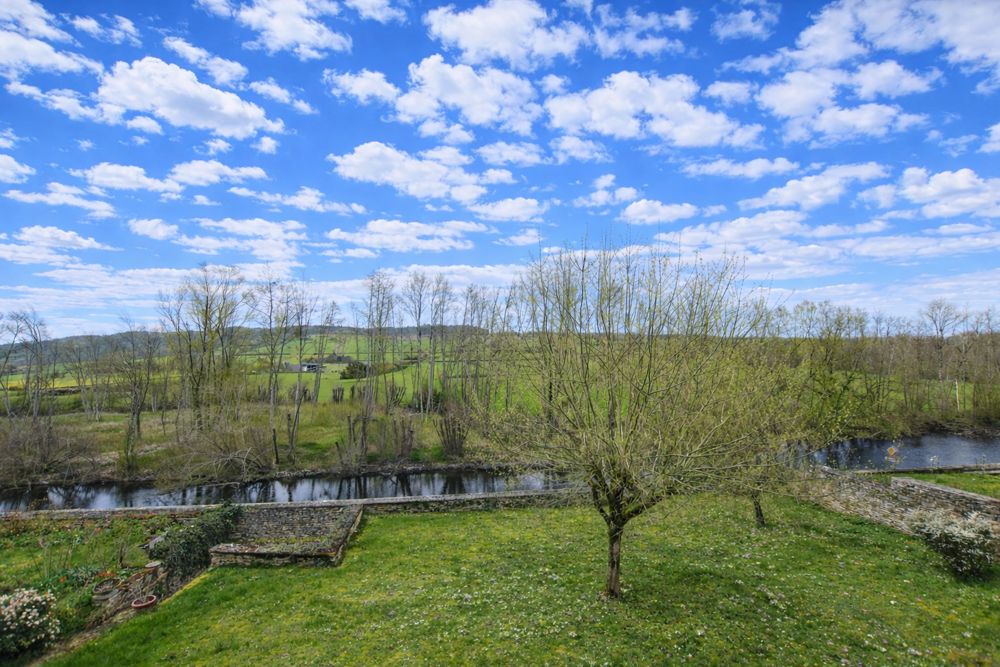 Vente Maison Authentique maison bourguignonne avec pigeonnier et source naturelle. Asquins
