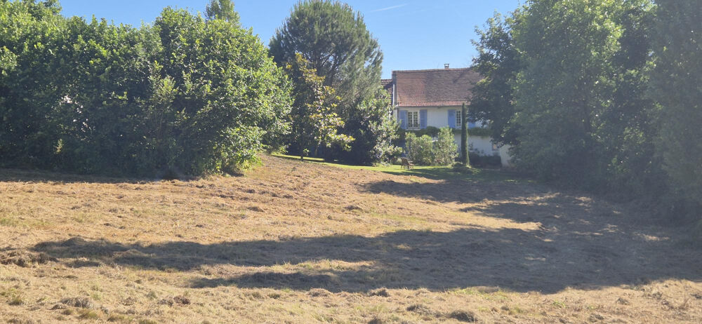 Vente Maison Bâtisse de 140 m2 habitables sur parce de 3375 m2, avec garage, grange et caves. Morestel