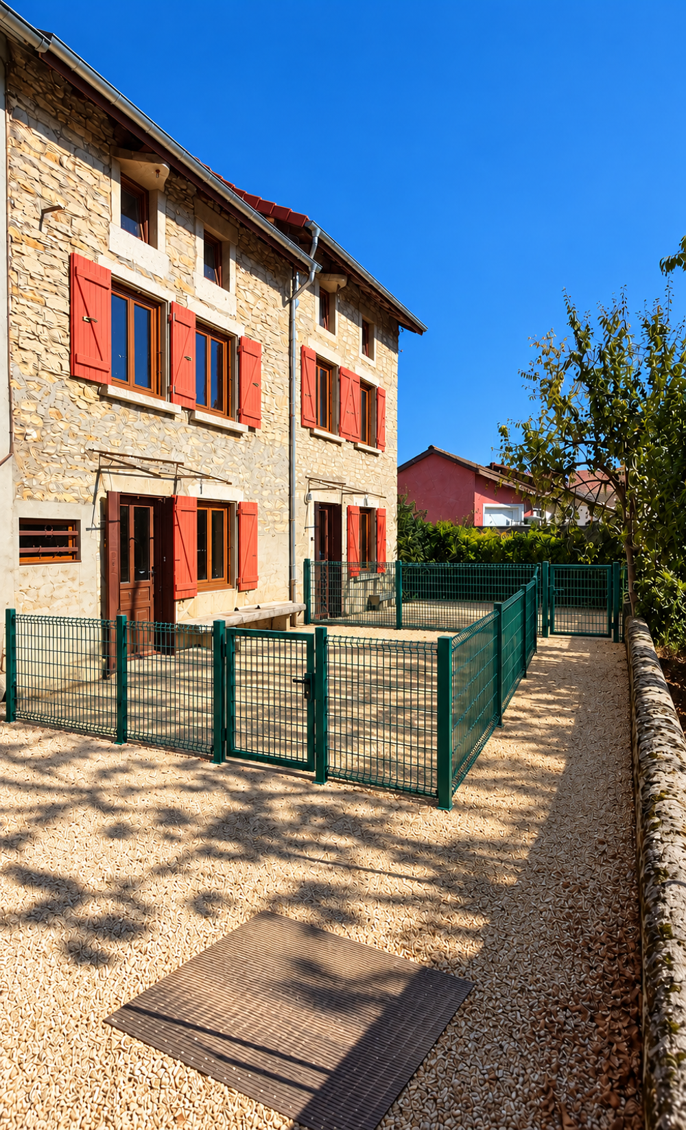 Maison de village en pierre avec cours privative, cave et 2 places de stationnement.