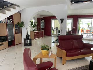  Maison  vendre 7 pices 375 m