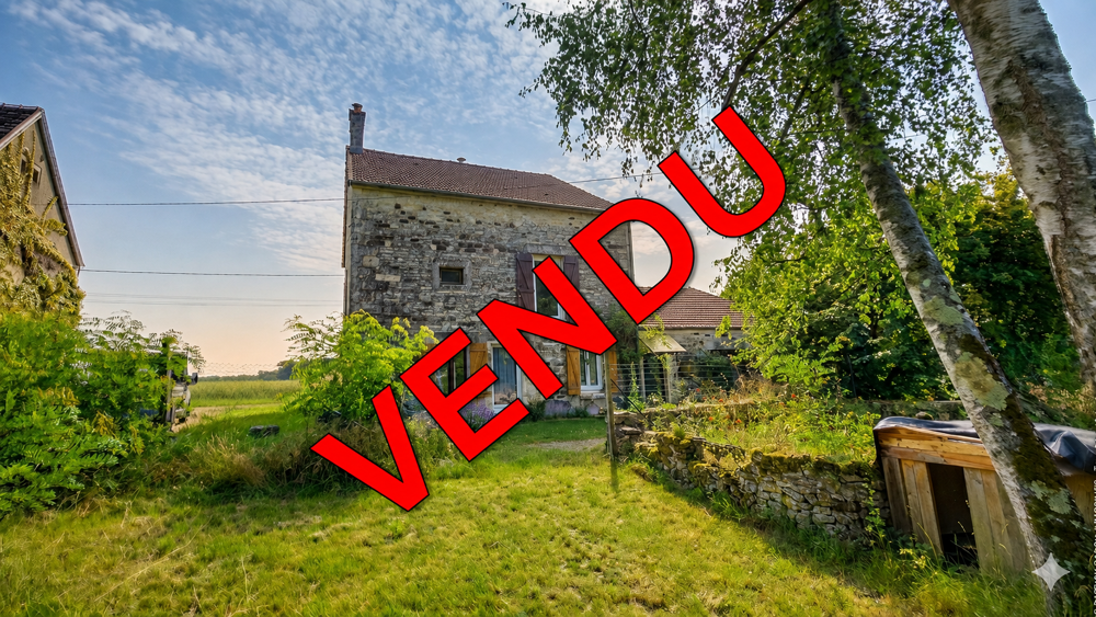Maison avec charme de lancien et potentiel daménagement terrain arboré