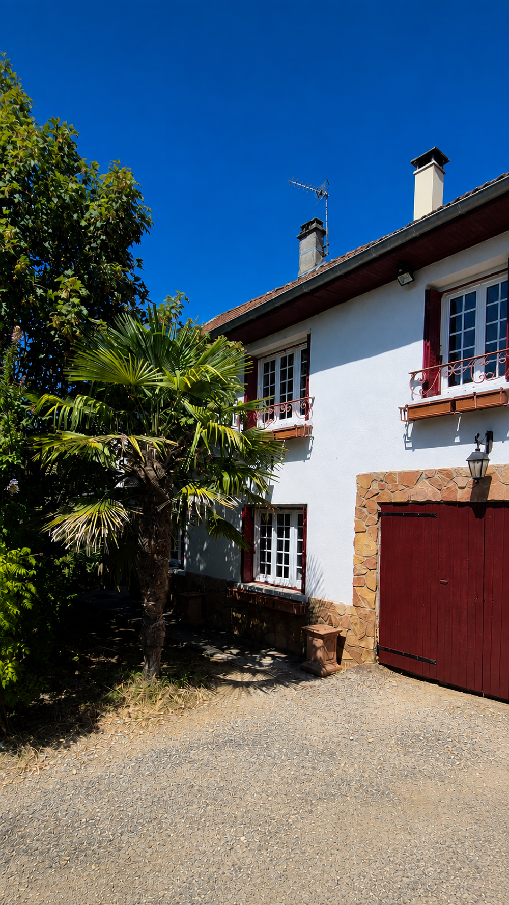 Vente Maison Bâtisse de 140 m2 habitables sur parce de 3375 m2, avec garage, grange et caves. Bourgoin jallieu