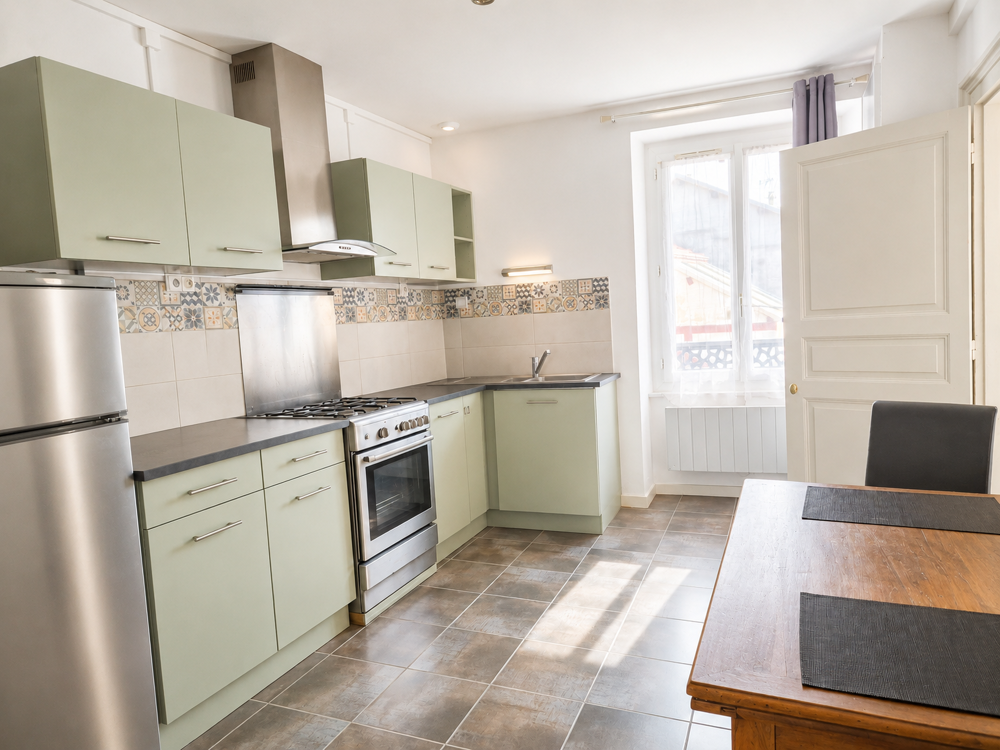 Duplex bon état , avec cave et balcon bon état , environ 62 m2 habitable , proche centre ville et commerces
