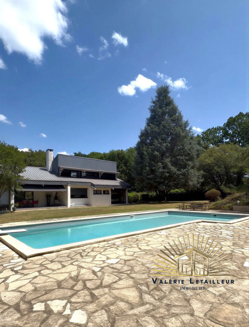 Maison contemporaine 240 m2 habitable + 110 m2 de sous sol Parc de 7 000 m2