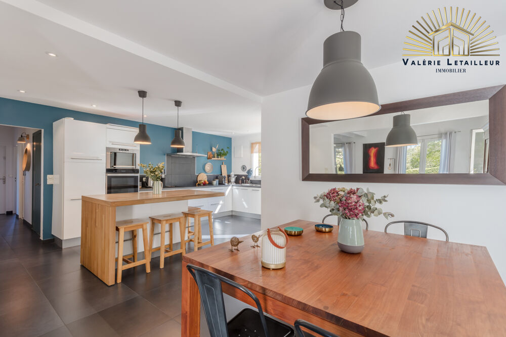 Magnifique maison de caractère développant environ 170 m2 habitables, complétés par 100 m2 de sous-sol, le tou