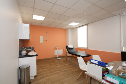   Local professionnel de 121 m2 clé en main   idéal cabinet médical ou bureaux, avec ascenseur et 3 parkings 