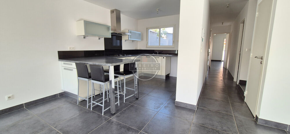 Villa de type 5 pièces à 350 M de la plage .