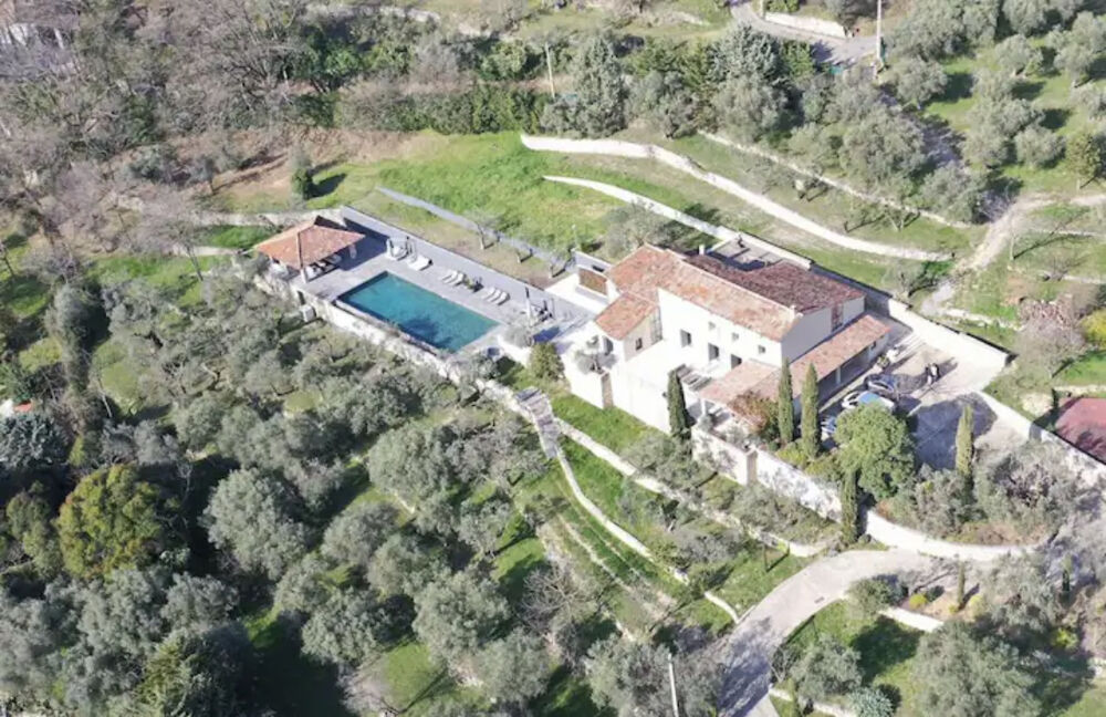 TOURRETTES BASTIDE T8 DE 360M2 SUR 28000M2 AVEC PISCINE GARAGE 8 VOITURES