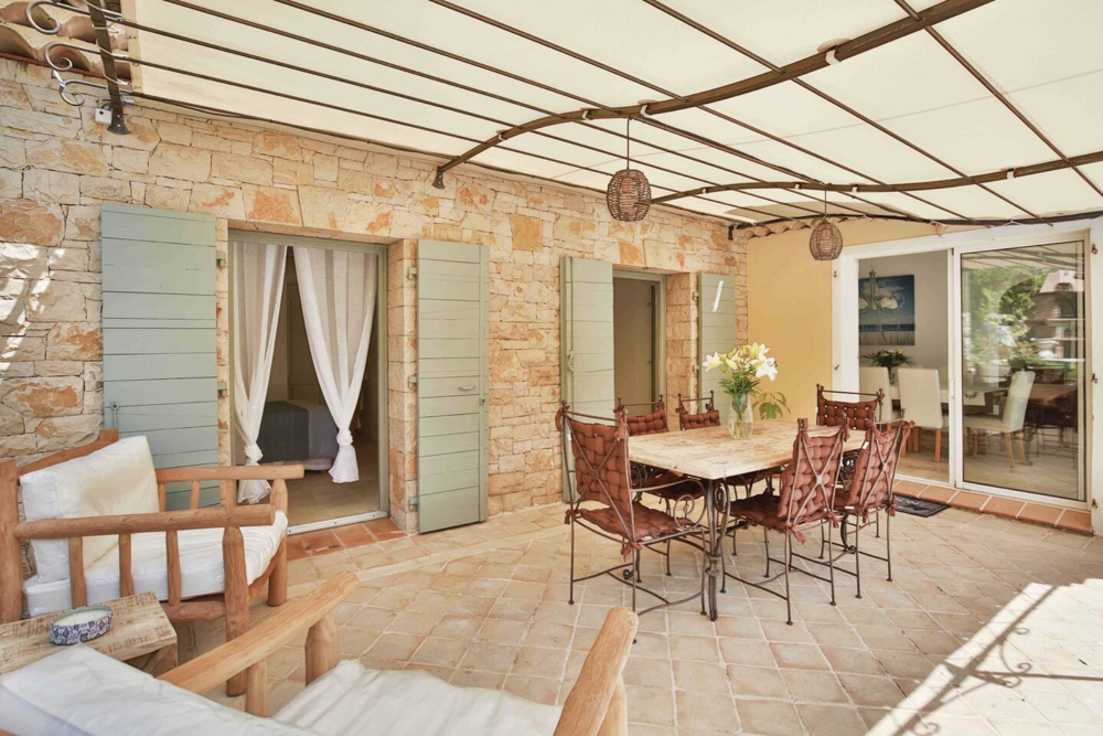 MOUGINS VILLA T6 DE 256 M2 PLEIN SUD AVEC PISCINE GARAGE 50M2