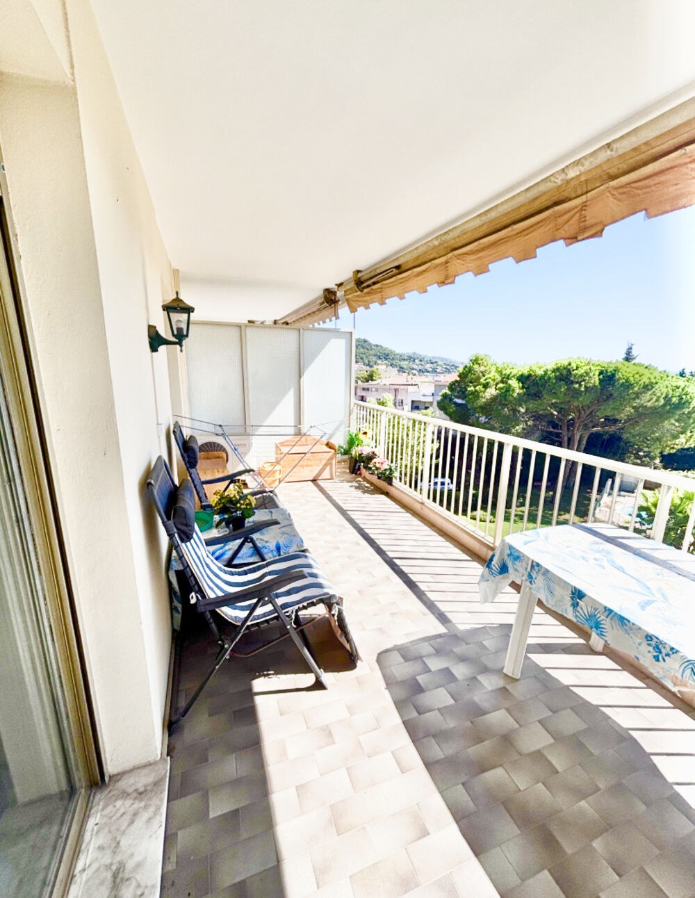 LE CANNET APPARTEMENT DE 31 M2 AVEC TERRASSE 15M2 VUE MER PISCINE CAVE