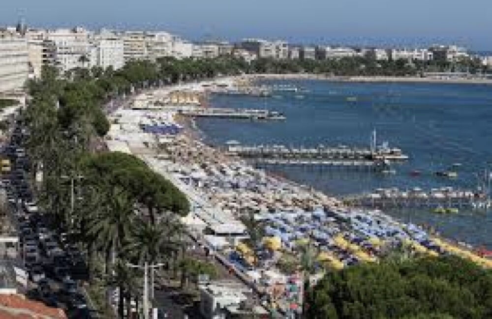   CANNES CENTRE BANANE À 200 M DE LA CROISETTE RESTAURANT 200 M2 120 COUVERTS 