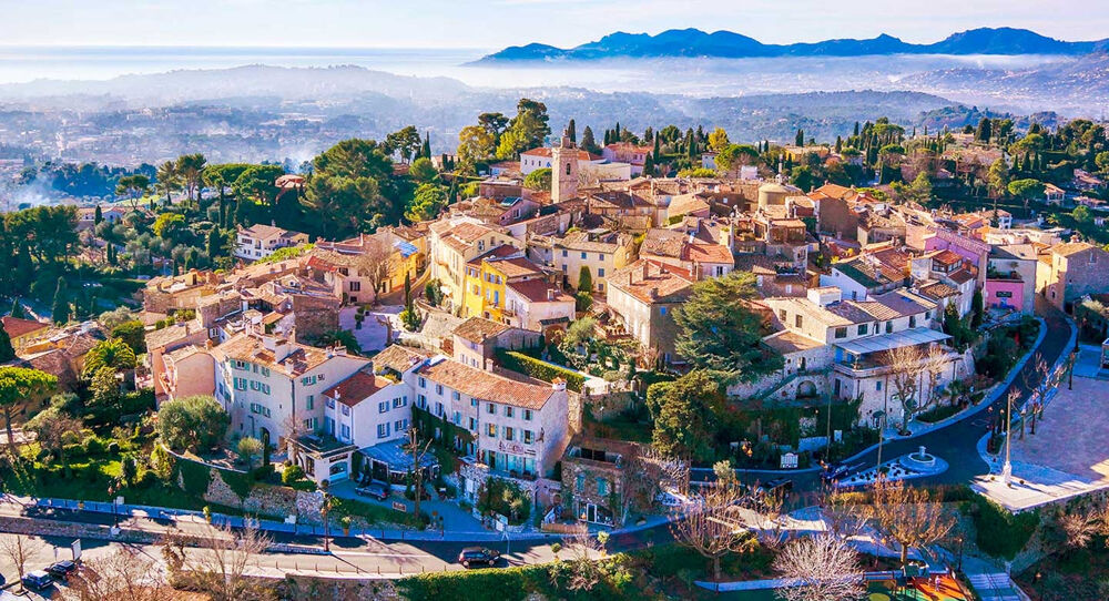   MOUGINS RESTAURANT 92M2 REFAIT A NEUF TERRASSE SUD OUEST MER 
