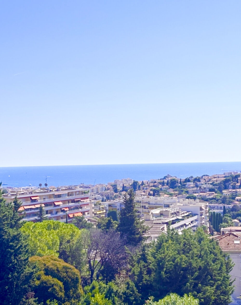LE CANNET APPARTEMENT DE 31 M2 AVEC TERRASSE 15M2 VUE MER PISCINE CAVE