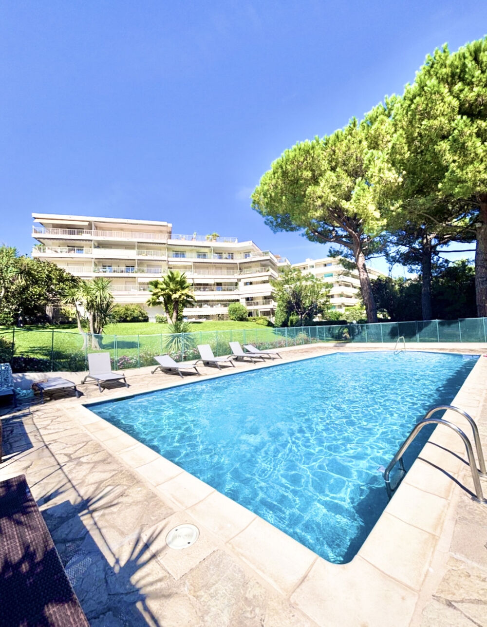 LE CANNET APPARTEMENT DE 31 M2 AVEC TERRASSE 15M2 VUE MER PISCINE CAVE