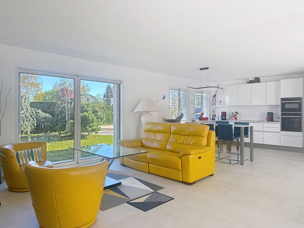 PAUCOURT, Maison de 232 m2 sur 2 000 m2 de terrain avec piscine et deux garages !
