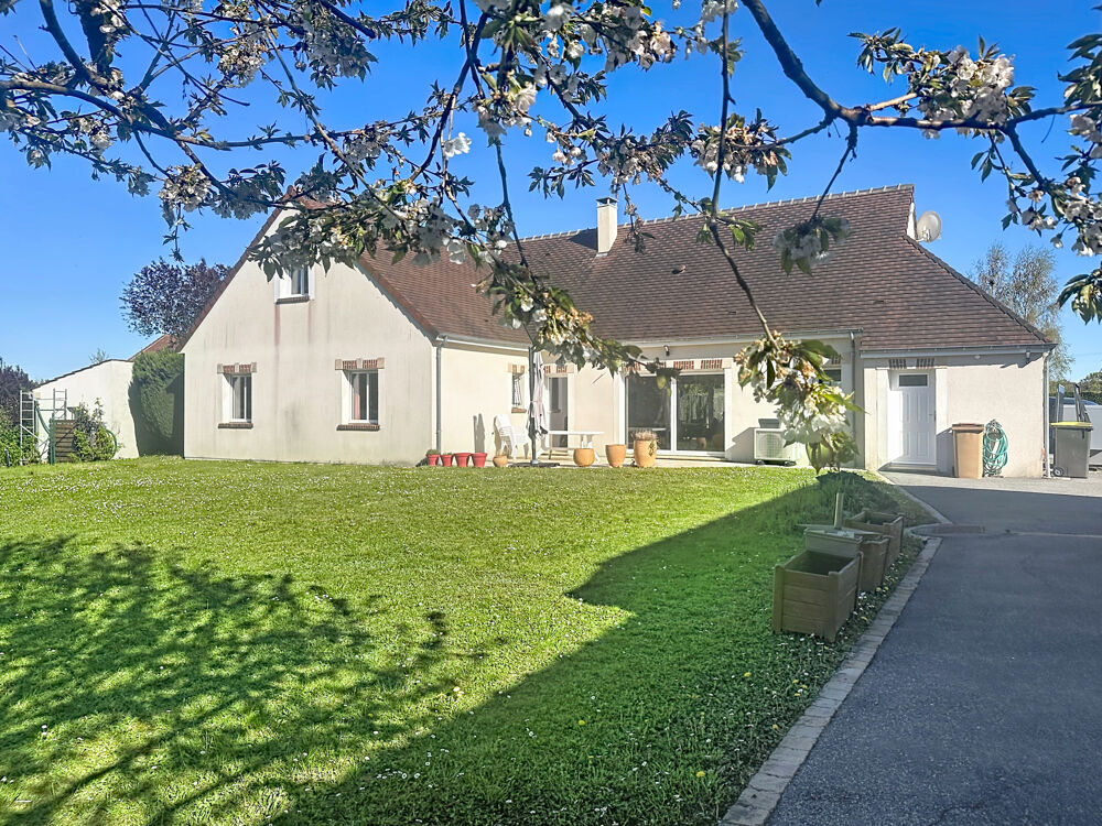 PAUCOURT, Maison de 232 m2 sur 2 000 m2 de terrain avec piscine et deux garages !