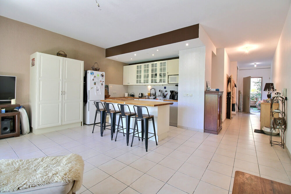 Ovalie, duplex T4 de 96 m2 en rez-de-jardin avec loggia, jardin et garage.