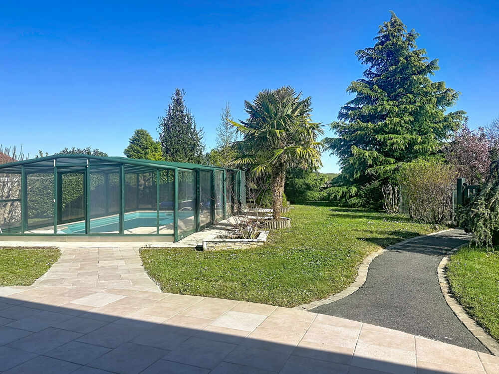 PAUCOURT, Maison de 232 m2 sur 2 000 m2 de terrain avec piscine et deux garages !