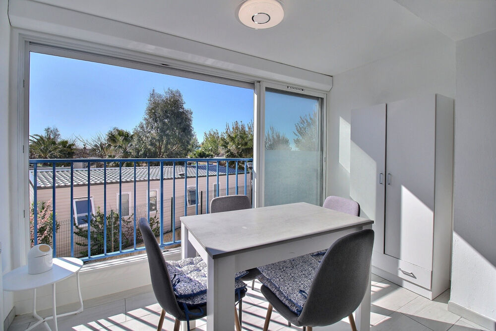 À vendre, Marseillan Plage, appartement meublé T2 de 34,34 m2 avec loggia et parking extérieur.