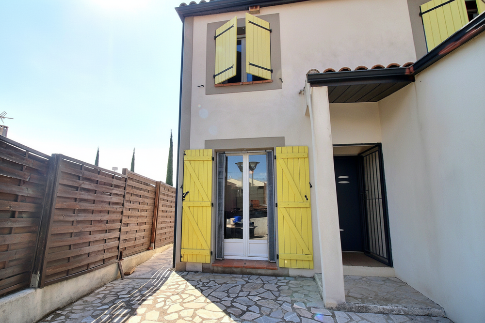 Maison T5 avec terrasse et garage.